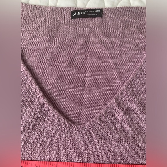 #5 Mauve v-neck sweater with stitch detailing. size L - Picture 2 of 4